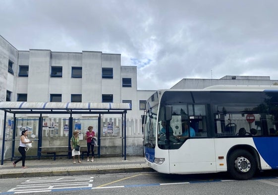 El autobús urbano de Laredo deteniéndose en la parada del Hospital Comarcal