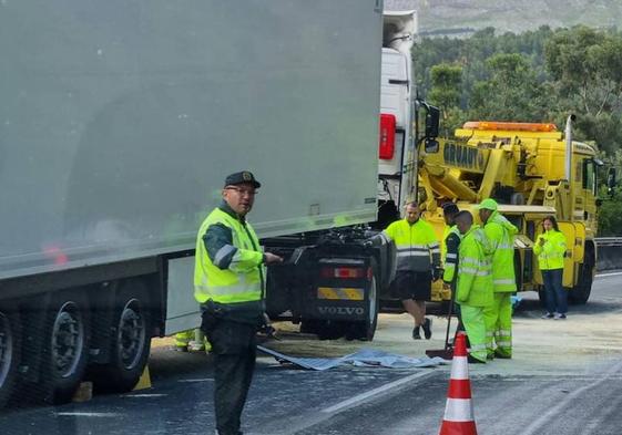 Labores de limpieza en la zona del camión accidentado.