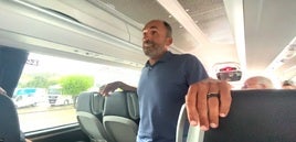 Sebastián Ceria, en el autobús durante su charla a los jugadores.