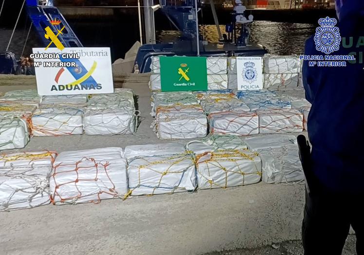 Imagen principal - Las dos toneladas de cocaína requisadas cerca de Santander se destruirán fuera de Cantabria