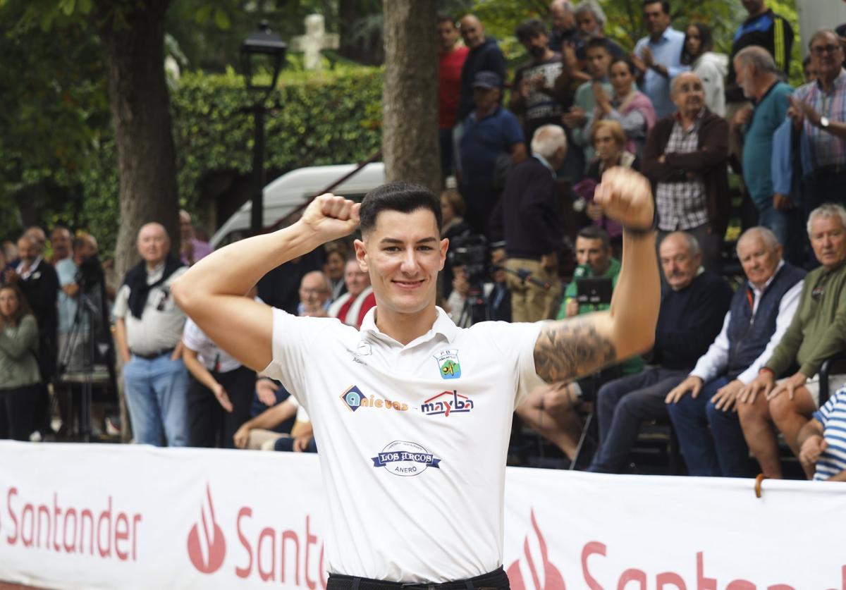 Víctor González se llevó su primer cheque de campeón en el torneo del Banco Santander disputado ayer en Mazcuerras.