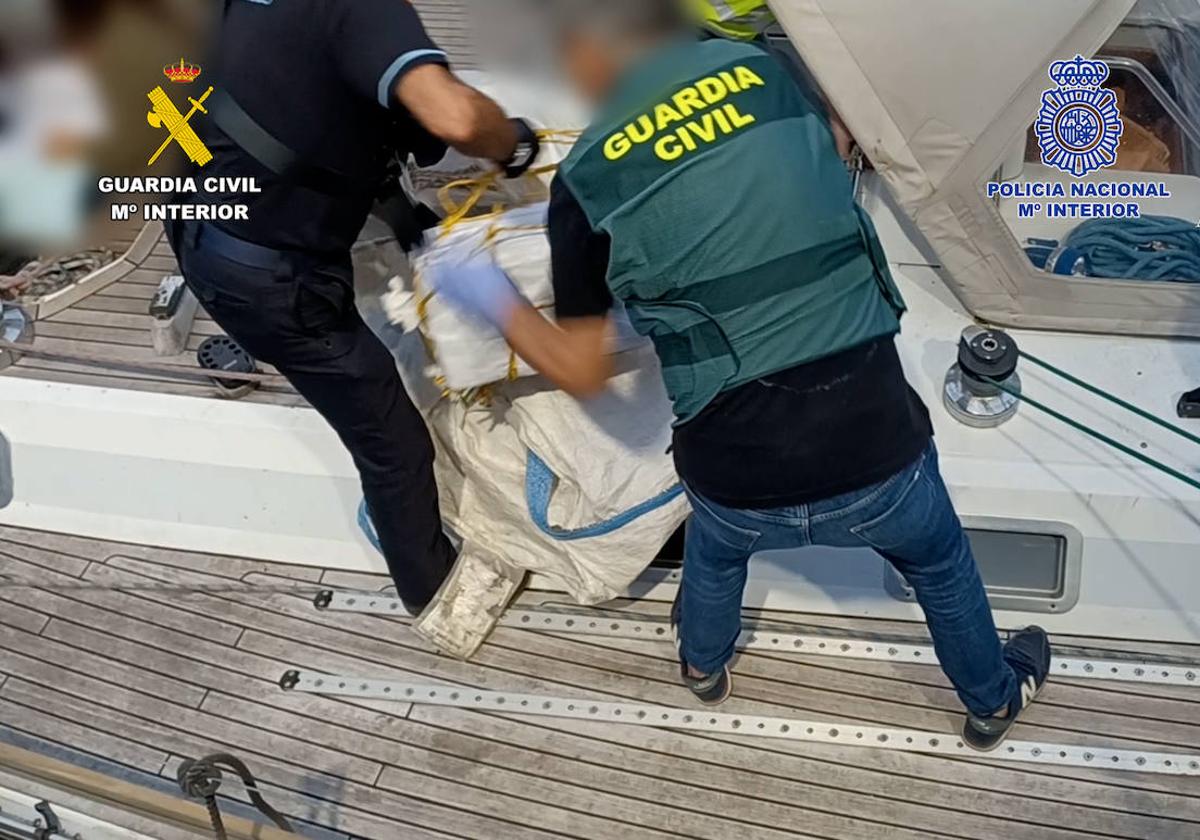 La cocaína llegó desde Sudamérica en fardos que ayer fueron sacados del barco.