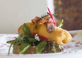 Un pincho de ensalada de queso crujiente.