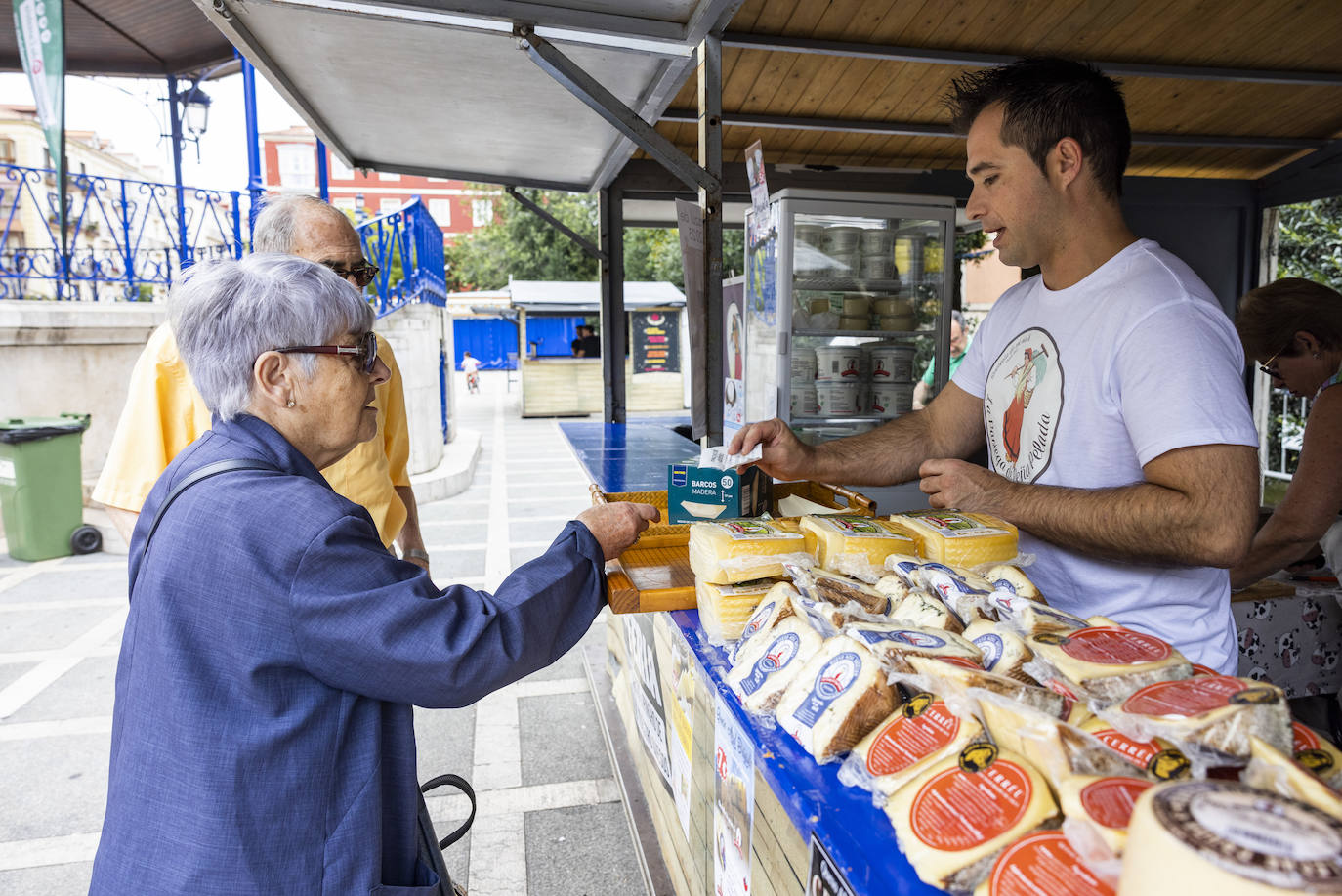 Uno de los productores atiende a los primeros clientes, este viernes