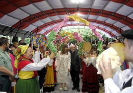 El pregonero, Pedro Sobrado, junto a la presidenta de Cantabria, María José Sáenz de Buruaga, en su entrada al acto.