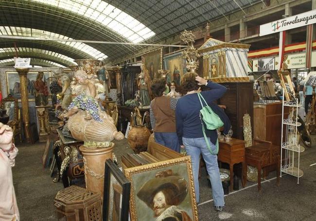 Unas clientas ojean artículos en uno de los puestos de la feria de Torrelavega.