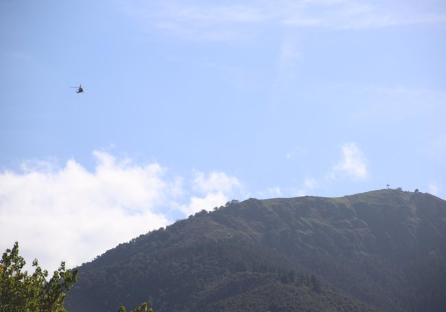 El helicóptero después de recoger a las dos jóvenes en la Viorna