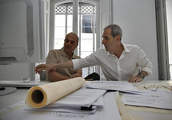 Los arquitectos Antonio Cruz y Antonio Ortiz, en su estudio sevillano, artífices de la rehabilitación del edificio de Hernán Cortés.