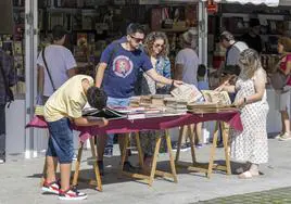 El público aprovechó la primera jornada de la Feria para recorrer las casetas en busca de ejemplares de libros y periódicos.
