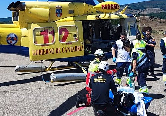 Los servicios de emergencias proceden a la evacuación de la vecina de Campoo de Suso.