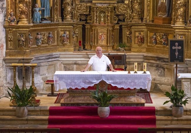 Acevedo, frente al altar de la iglesia.