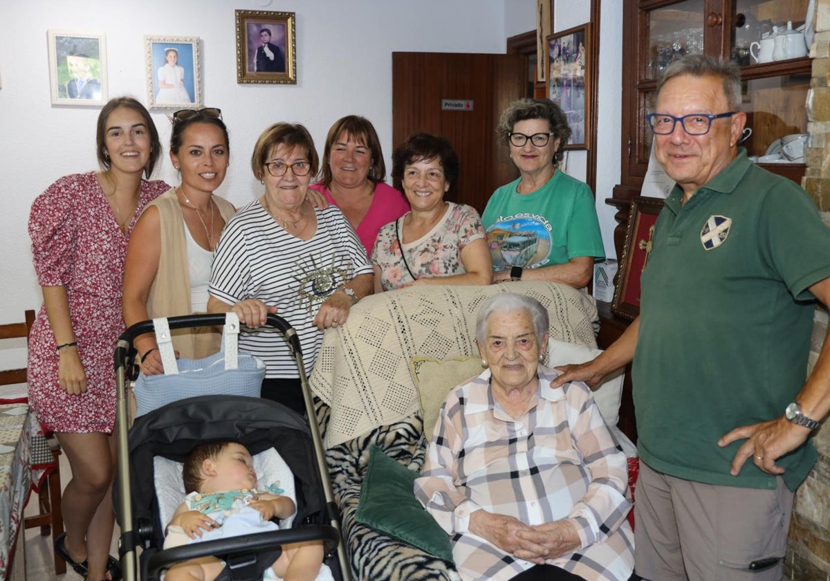 La centenaria, en el centro, con algunos de sus nietos y bisnietos y su tataranieto.