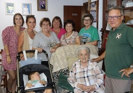 La centenaria, en el centro, con algunos de sus nietos y bisnietos y su tataranieto.