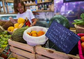 El precio de la fruta se ha disparado este verano. En la imagen, tabla de precios de un puesto del Mercado de la Esperanza de Santander.