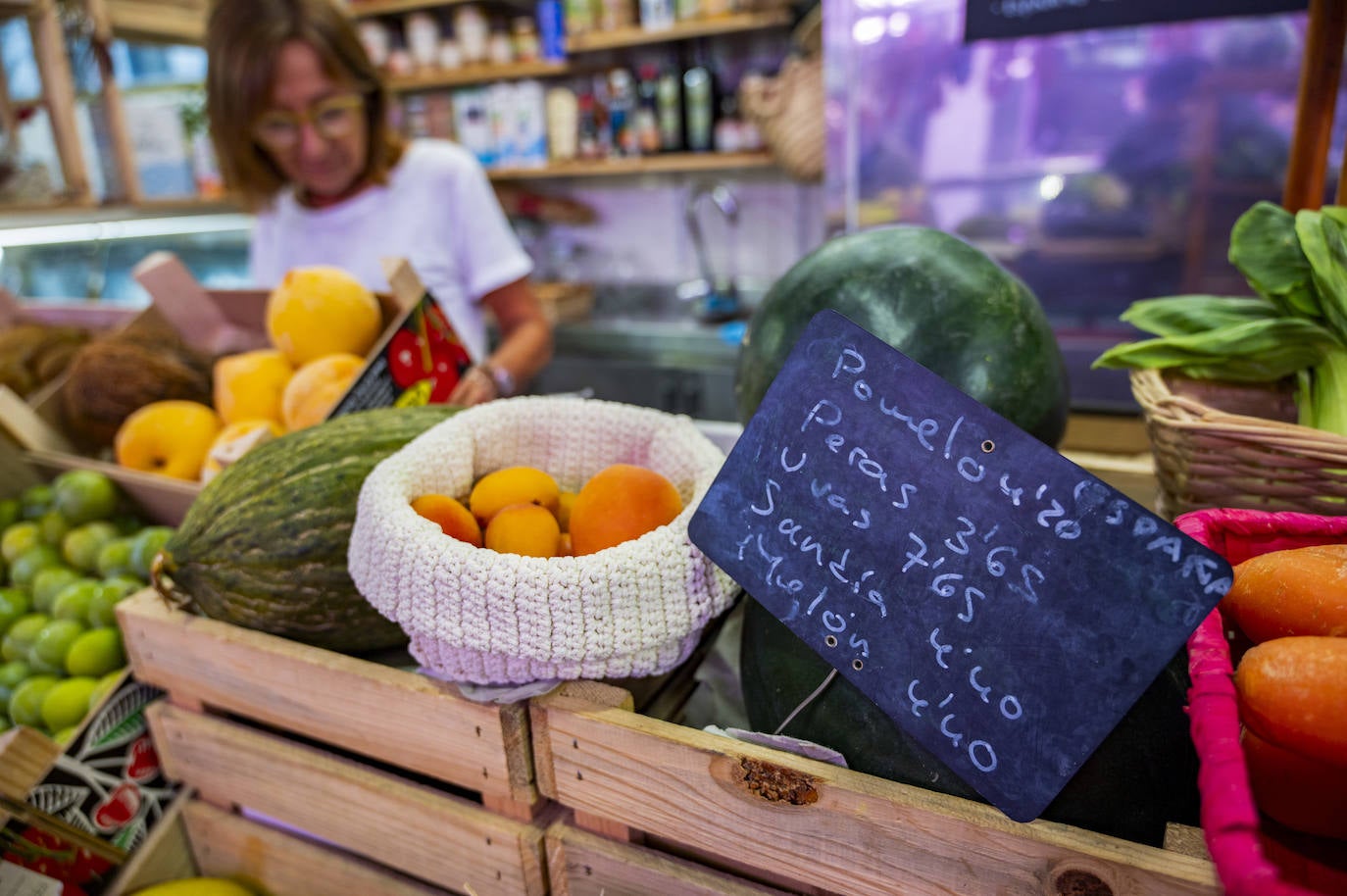 El precio de la fruta se ha disparado este verano. En la imagen, tabla de precios de un puesto del Mercado de la Esperanza de Santander.