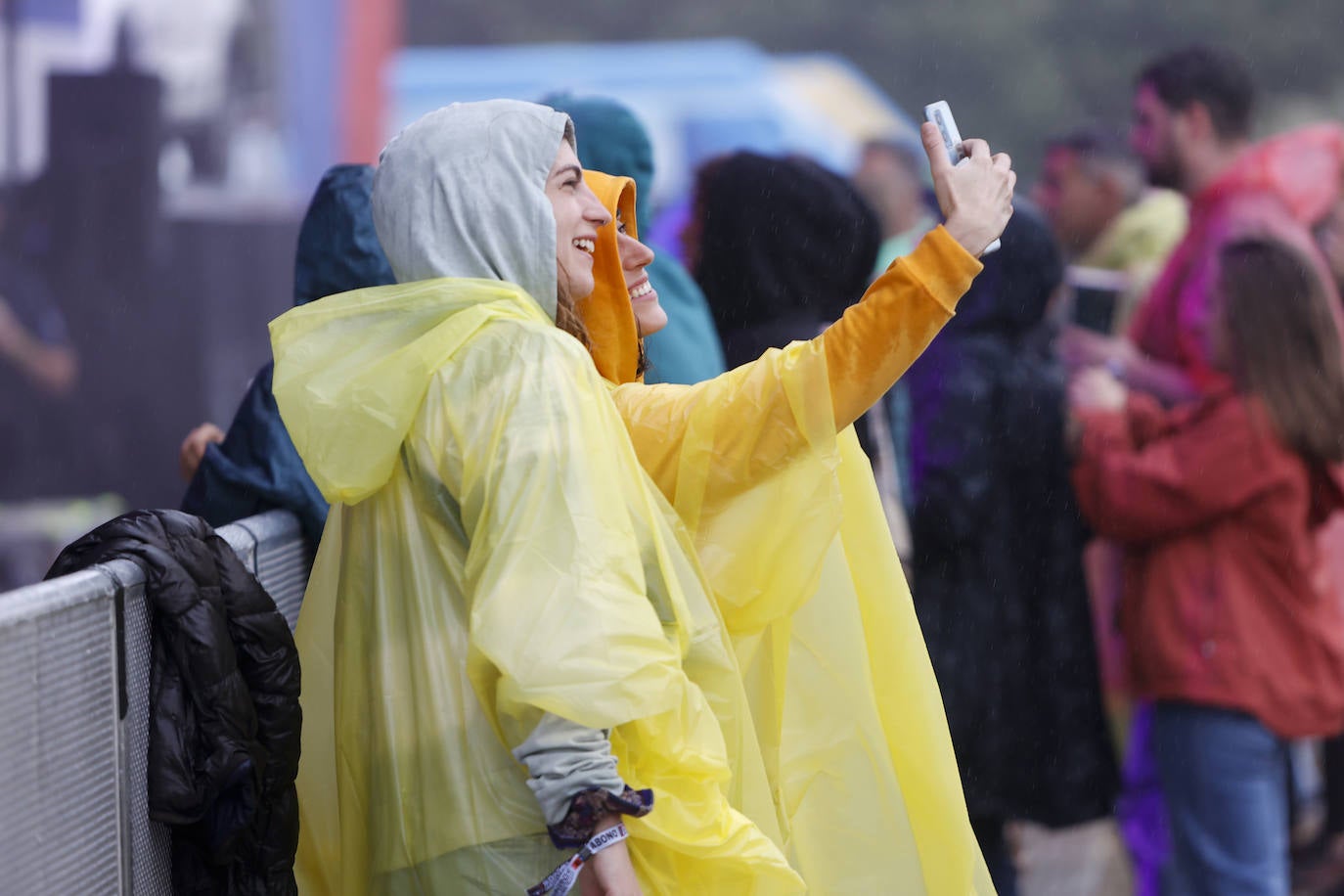 El público inmortaliza sus 'looks' a prueba de lluvia.