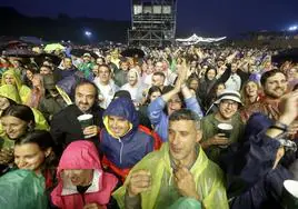 Los chubasqueros fueron los protagonistas de la noche en la que la lluvia no frenó al público.