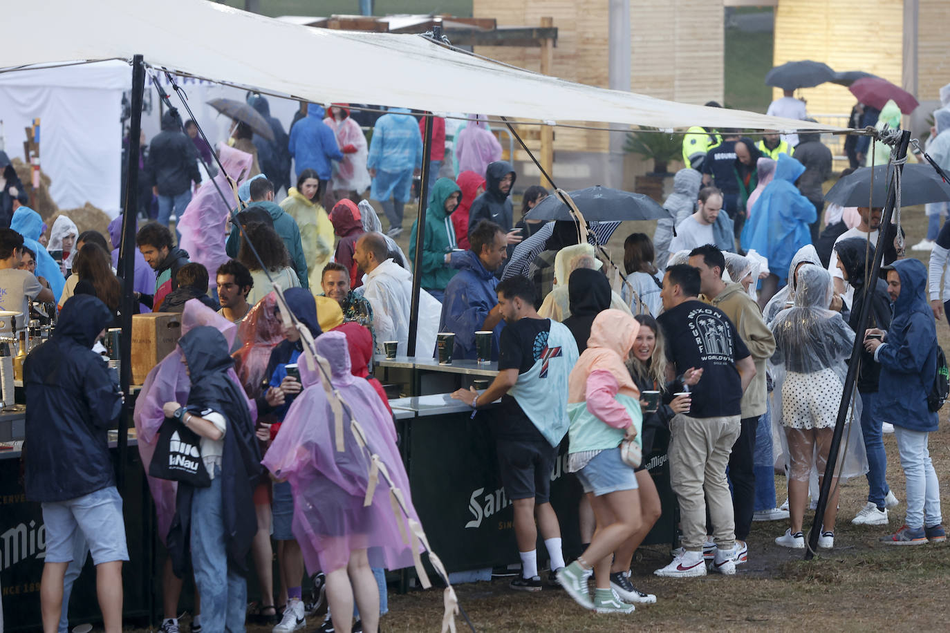 Los chaparrones más fuertes cayeron durante las primeras actuaciones.