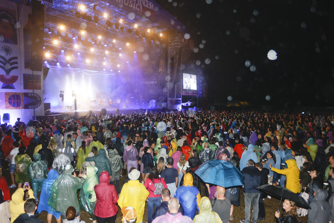 La lluvia dio tregua a mitad del concierto de la M.O.D.A