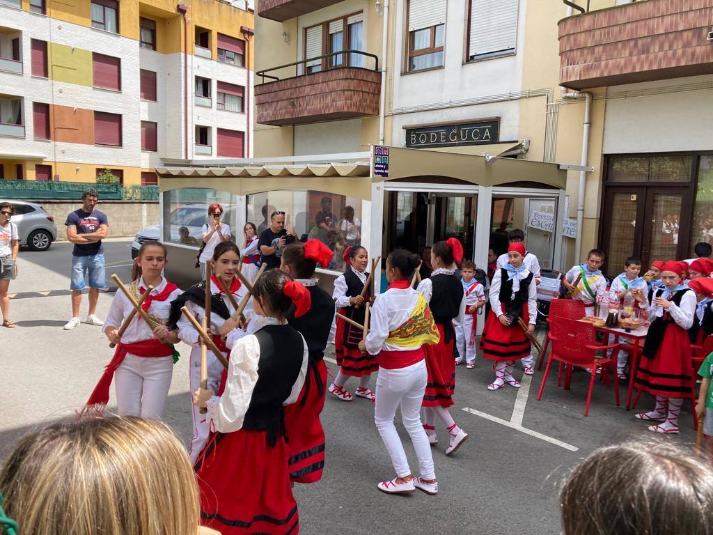 Animación de los danzantes en la zona de bares de Entrambasaguas.