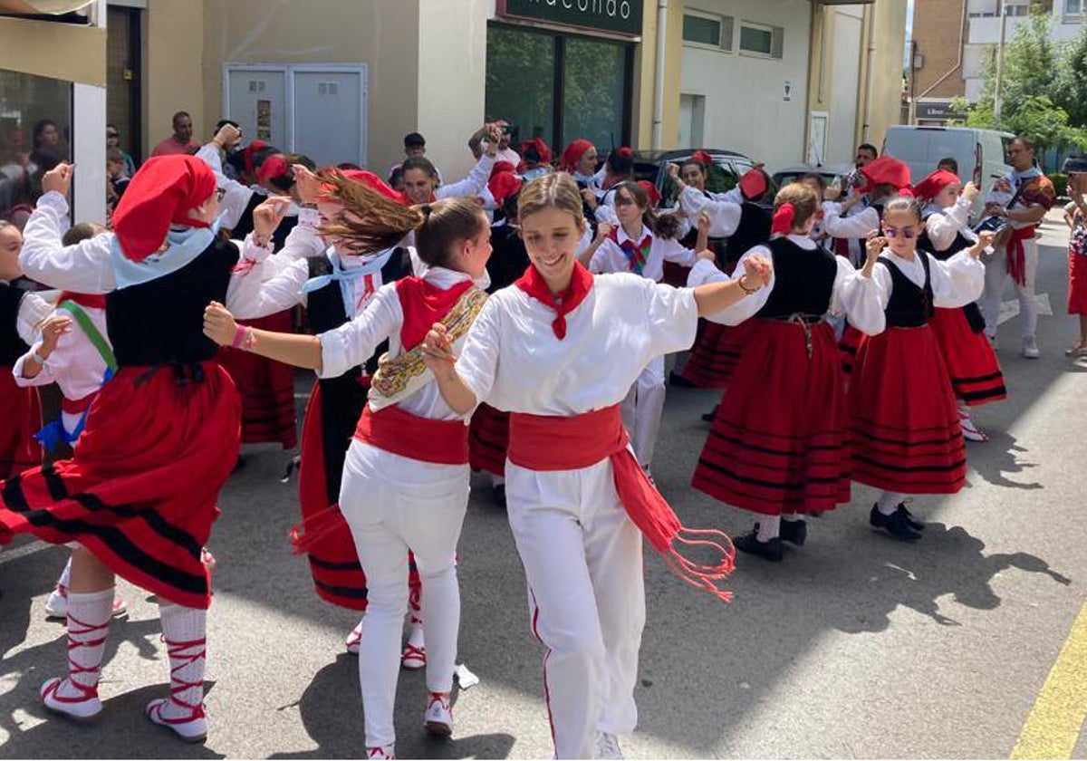 Los danzantes bailan en Entrambasaguas