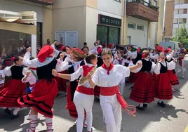 Un grupo de chicas jóvenes hacen una demostración de los bailes tradicionales de la zona de Trasmiera