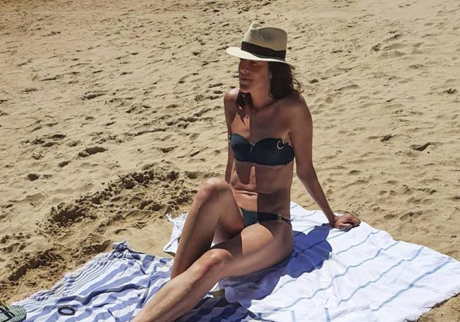 Ruth Beitia tomando el sol en una playa de la isla de Tenerife.