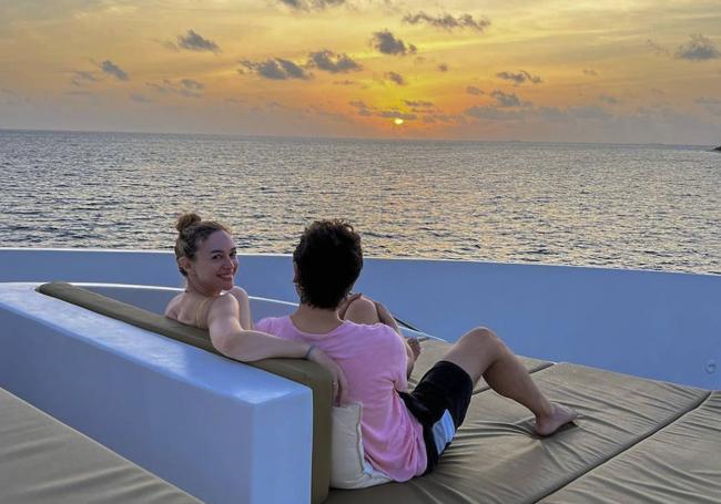 Marta Hazas junto a un amigo disfrutando del atardecer en Maldivas.