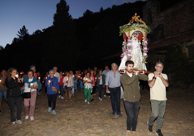 Imagen principal - La procesión saliendo del santuario y durante su recorrido por las calles de Potes