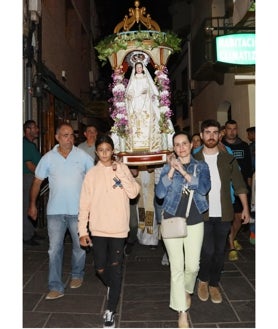 Imagen secundaria 2 - La procesión saliendo del santuario y durante su recorrido por las calles de Potes