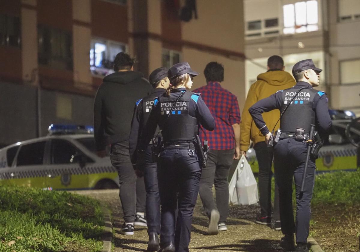 Agentes de la Policía Local durante la 'champanada' que se celebra en el parque de La Teja.