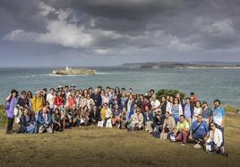 Alumnos y profesores de la I Escuela del Mundo Clásico con Cabo Menor al fondo.