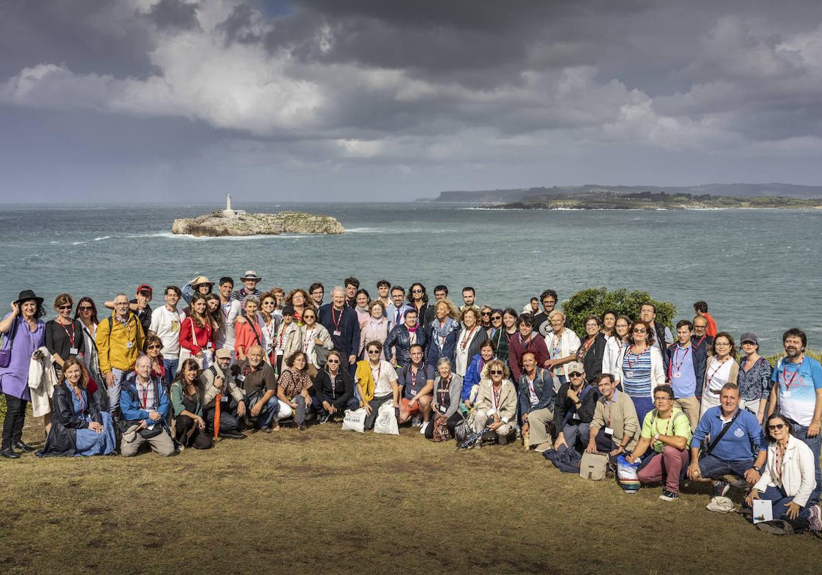 Alumnos y profesores de la I Escuela del Mundo Clásico con Cabo Menor al fondo.