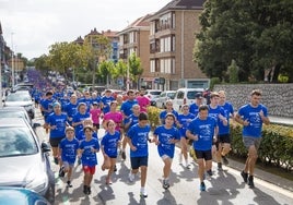 Participantes recorriendo las calles de Noja durante la carrera.