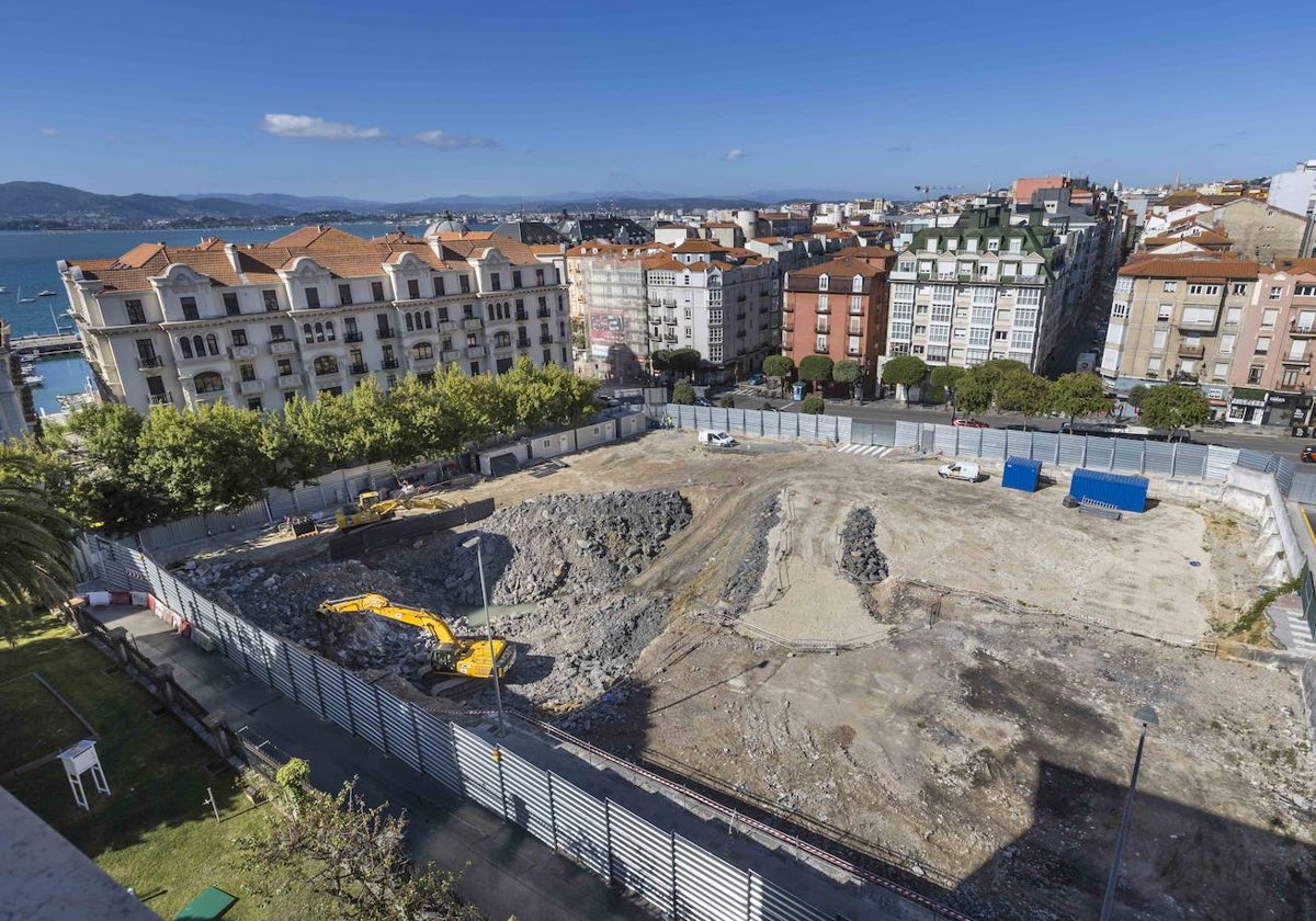 Imagen de ayer en torno a las once de la mañana del solar en el que se darrolla la obra del Mupac.