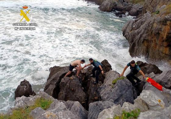 Dos de los agentes que participaron en el rescate del joven.