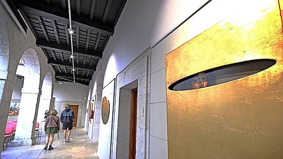 La exposición FLECHA recala en Comillas con más de una treintena de artistas