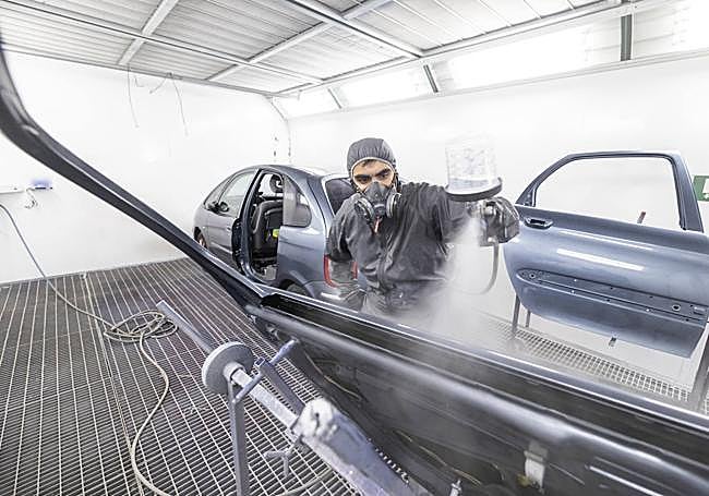 Imanol Ramos, en la cabina de pintura y con el equipo puesto en plena faena.