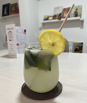 Imagen secundaria 2 - Vista del local distribuido en diferentes alturas, con distintos rincones de lectura. Tarta de zanahoria y limonada de hierbabuena.  
