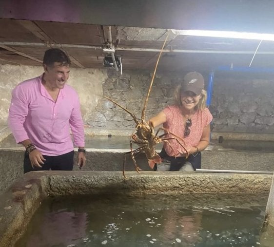 La infanta Elena 'pesca' una langosta en el vivero del hostelero Emérito Astuy, en Isla.