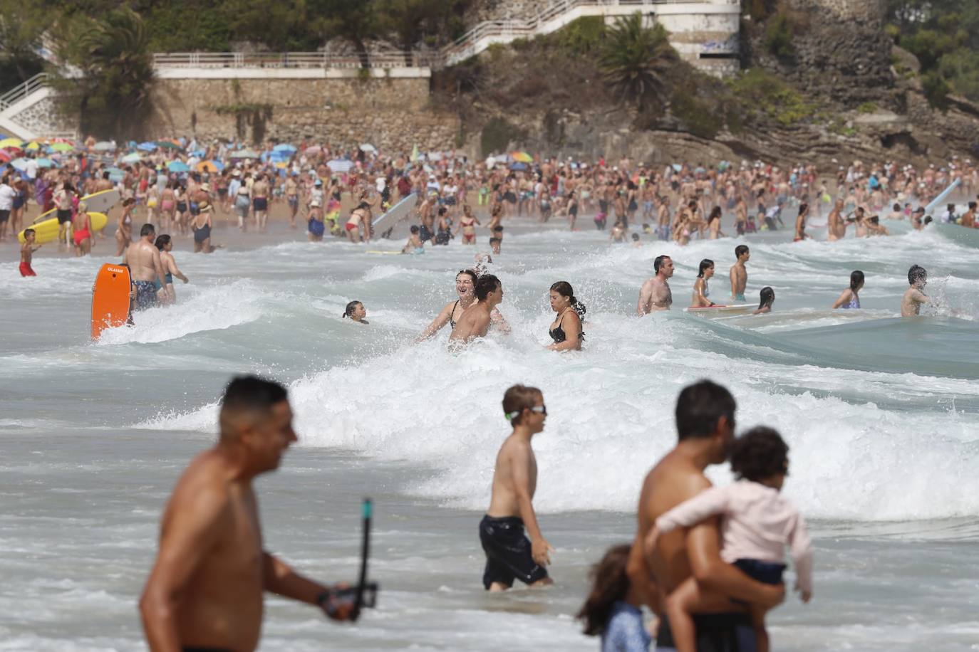 La temperatura anima a pequeños y mayores a darse un chapuzón.