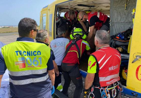 Imagen del momento en el que el Equipo Emergencias 112 sube al herido en el helicóptero de protección civil del Gobierno de Cantabria para trasladarlo hasta el Seve Ballesteros y, desde allí, a Valdecilla.