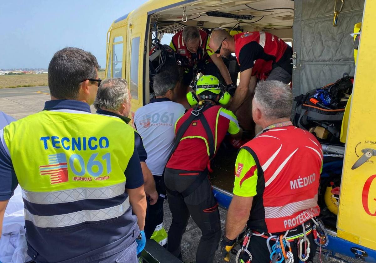 Imagen del momento en el que el Equipo Emergencias 112 sube al herido en el helicóptero de protección civil del Gobierno de Cantabria para trasladarlo hasta el Seve Ballesteros y, desde allí, a Valdecilla.