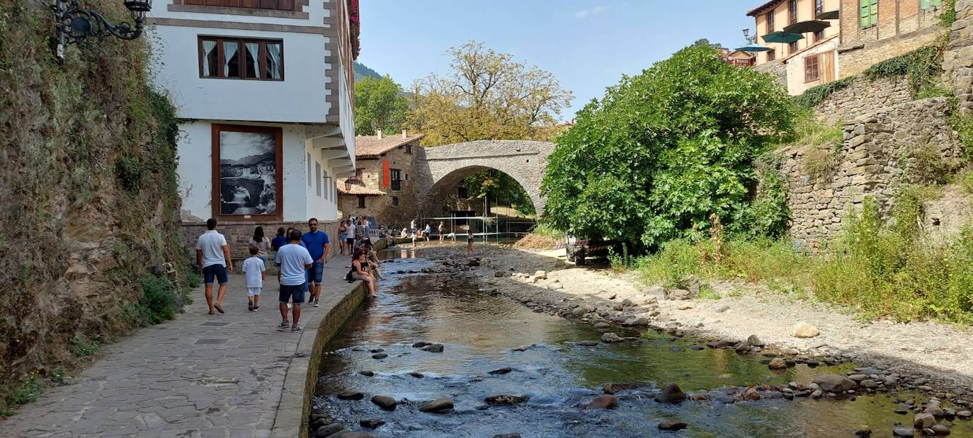 Pasear por la ribera del Quviesa, la mejor manera de refrescarse en Potes.