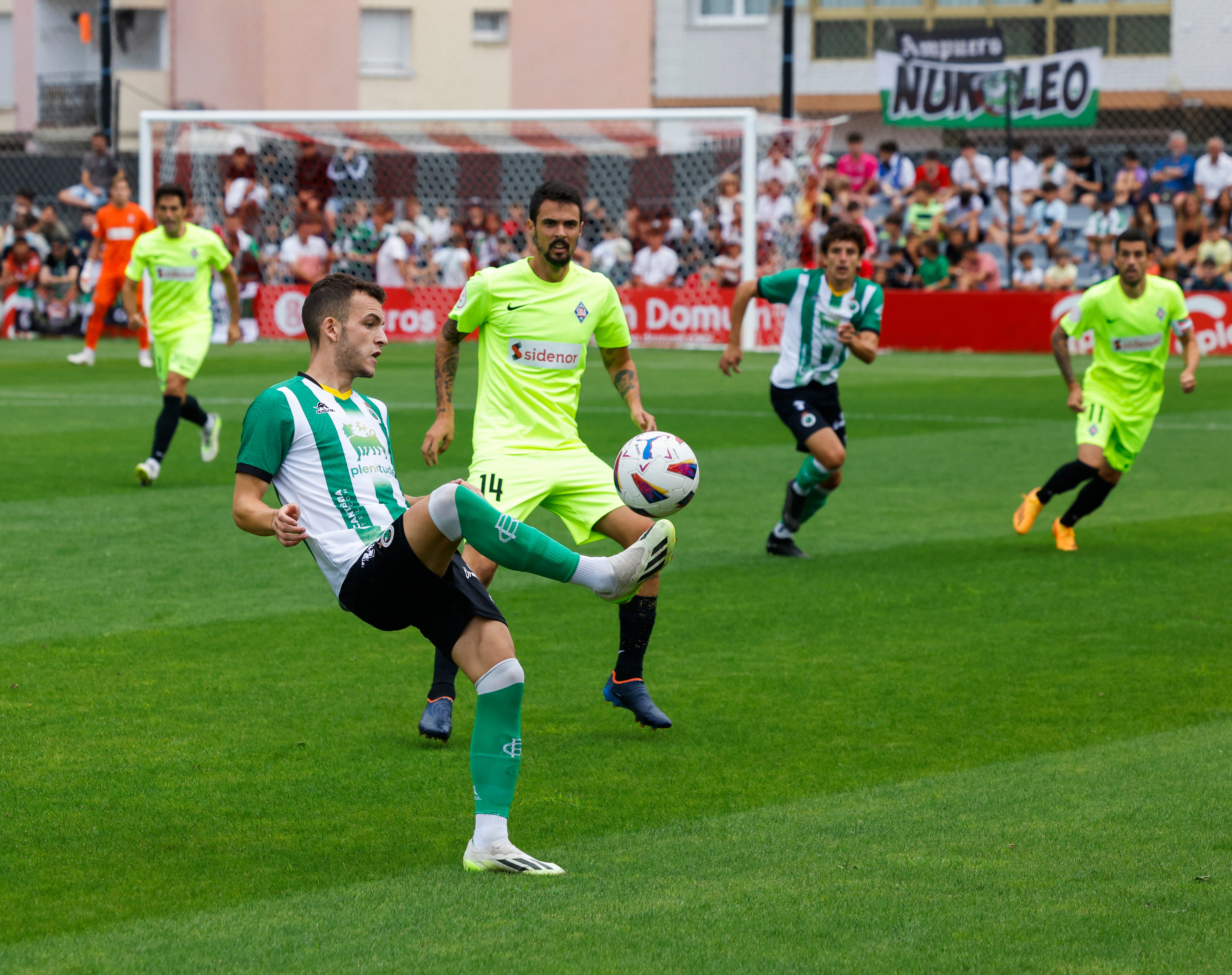 Íñigo Vicente controla el balón en el último amistoso de pretemporada, ante el Amorebieta.