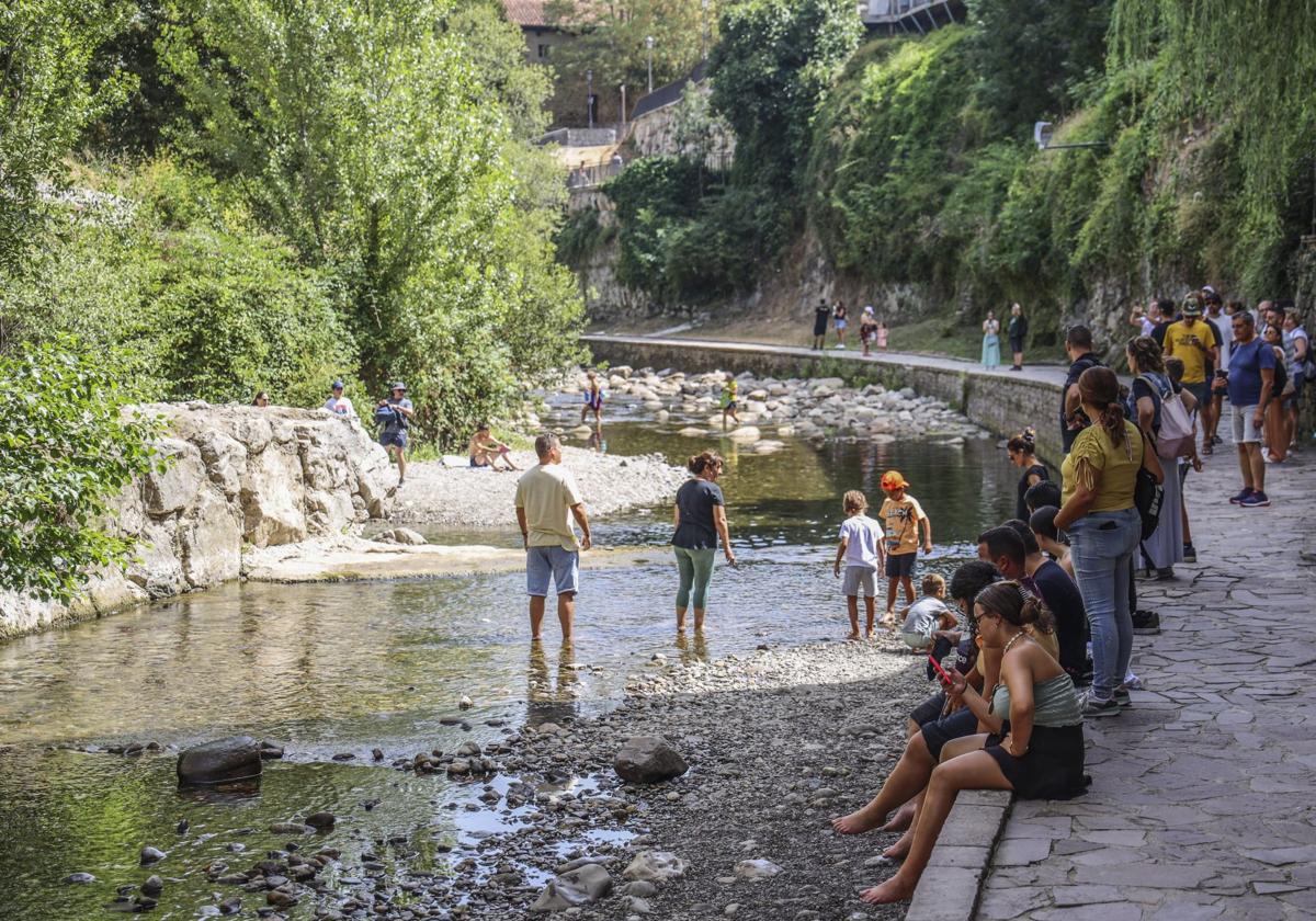 La gente se acercó al río, el miércoles en Potes, para refrescarse .