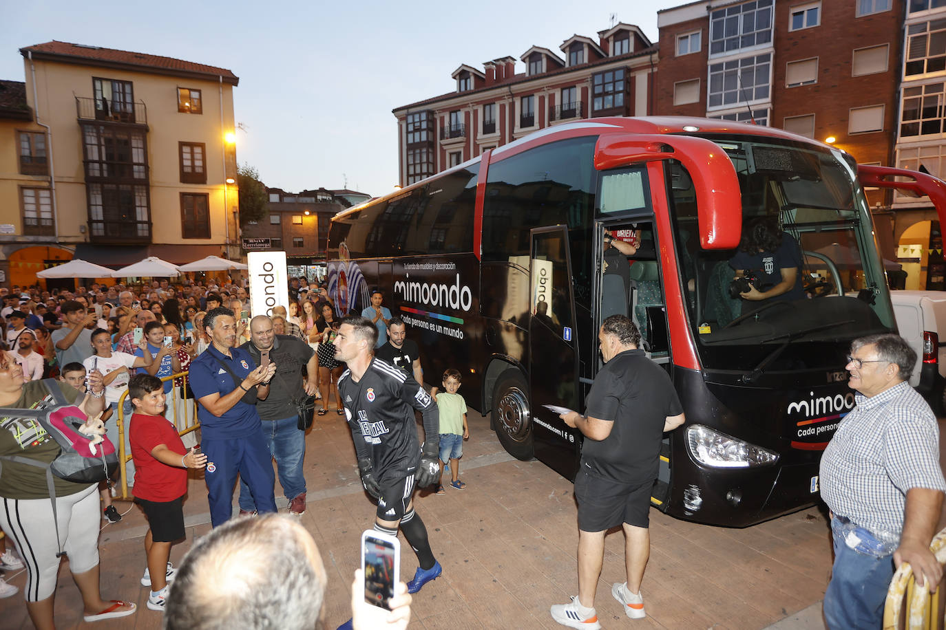 Dani Sotres es recibido por la afición tras bajar del autobús.