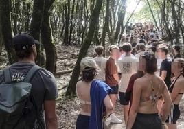 Cientos de jóvenes belgas se agolpan en Santoña antes de iniciar el descenso al Faro del Caballo.