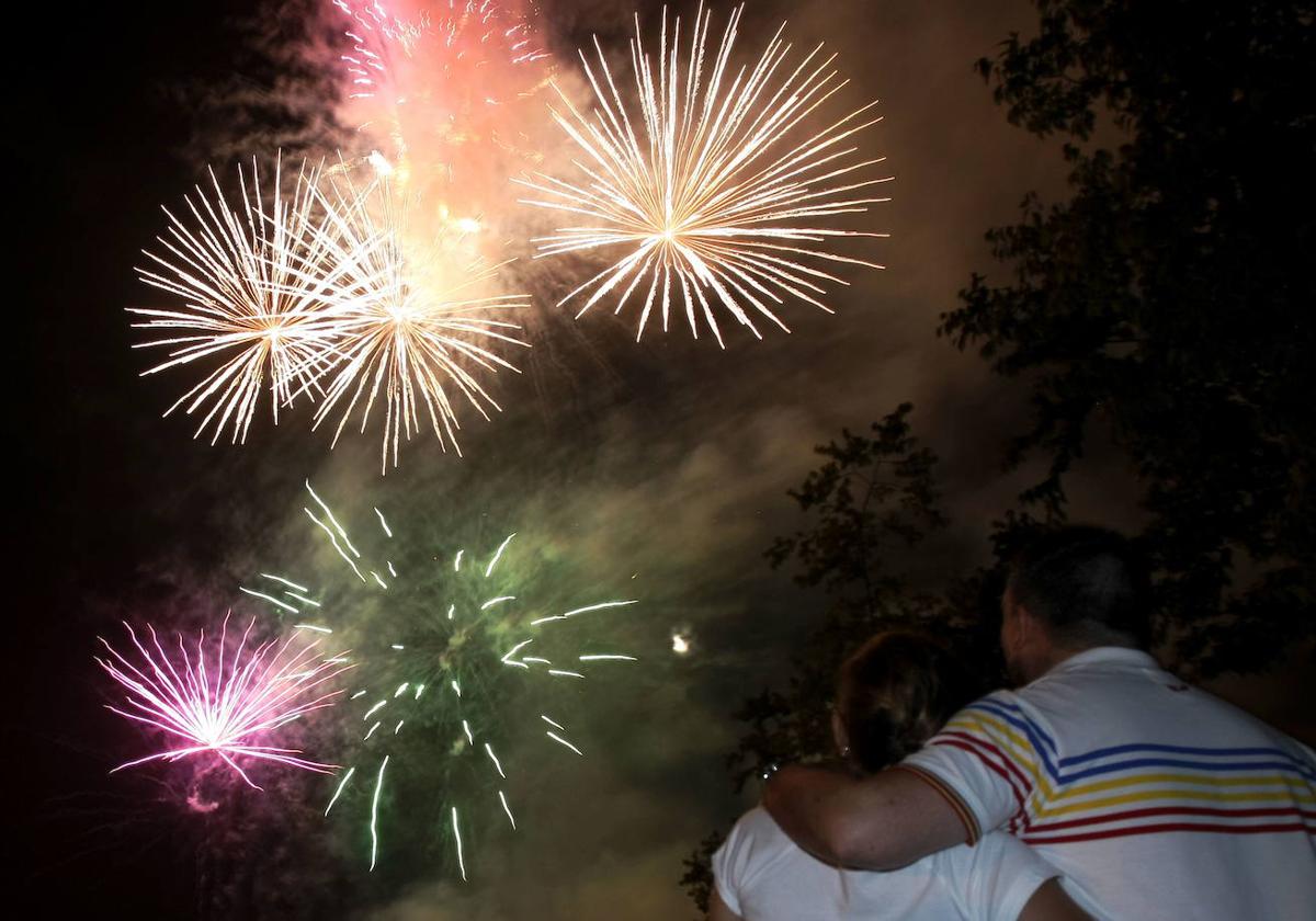 Una pareja presencia el espectáculo de fuegos artificiales de las fiestas de La Patrona en 2022.