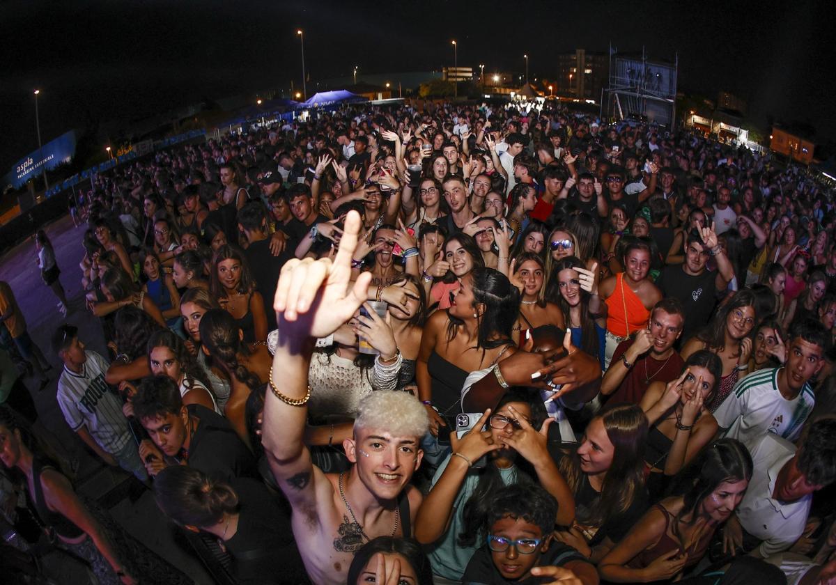 El público, muy joven, disfrutó de la primera noche de conciertos del festival Vive la Feria en La Lechera.